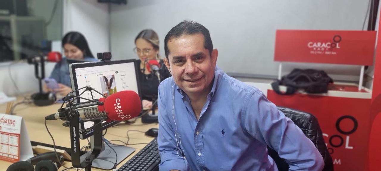 Juan Carlos Ordóñez fue ganador del premio de periodismo Luis Enrique Figueroa. Foto: Caracol Radio