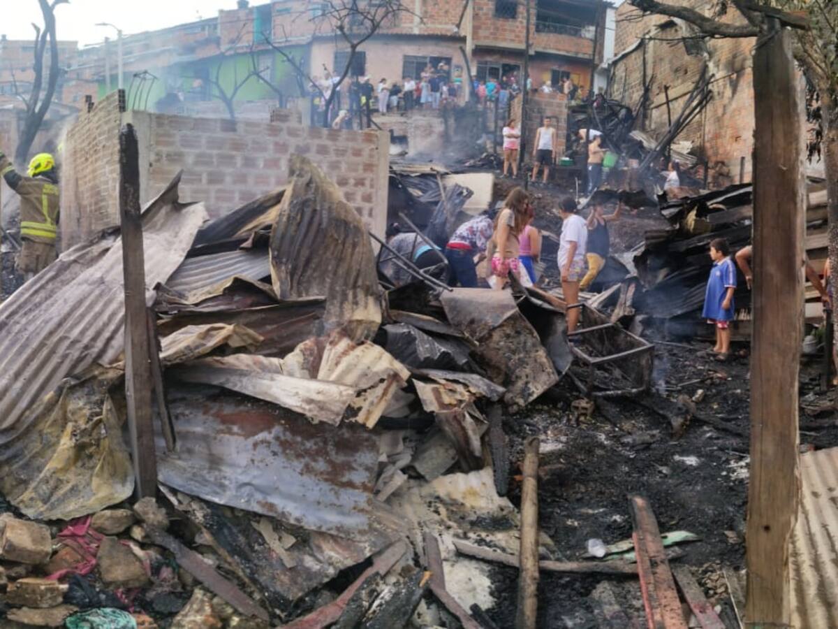 Incendio en el barrio Zarabanda de Bucaramanga dejó 12 viviendas destruidas y dos personas heridas