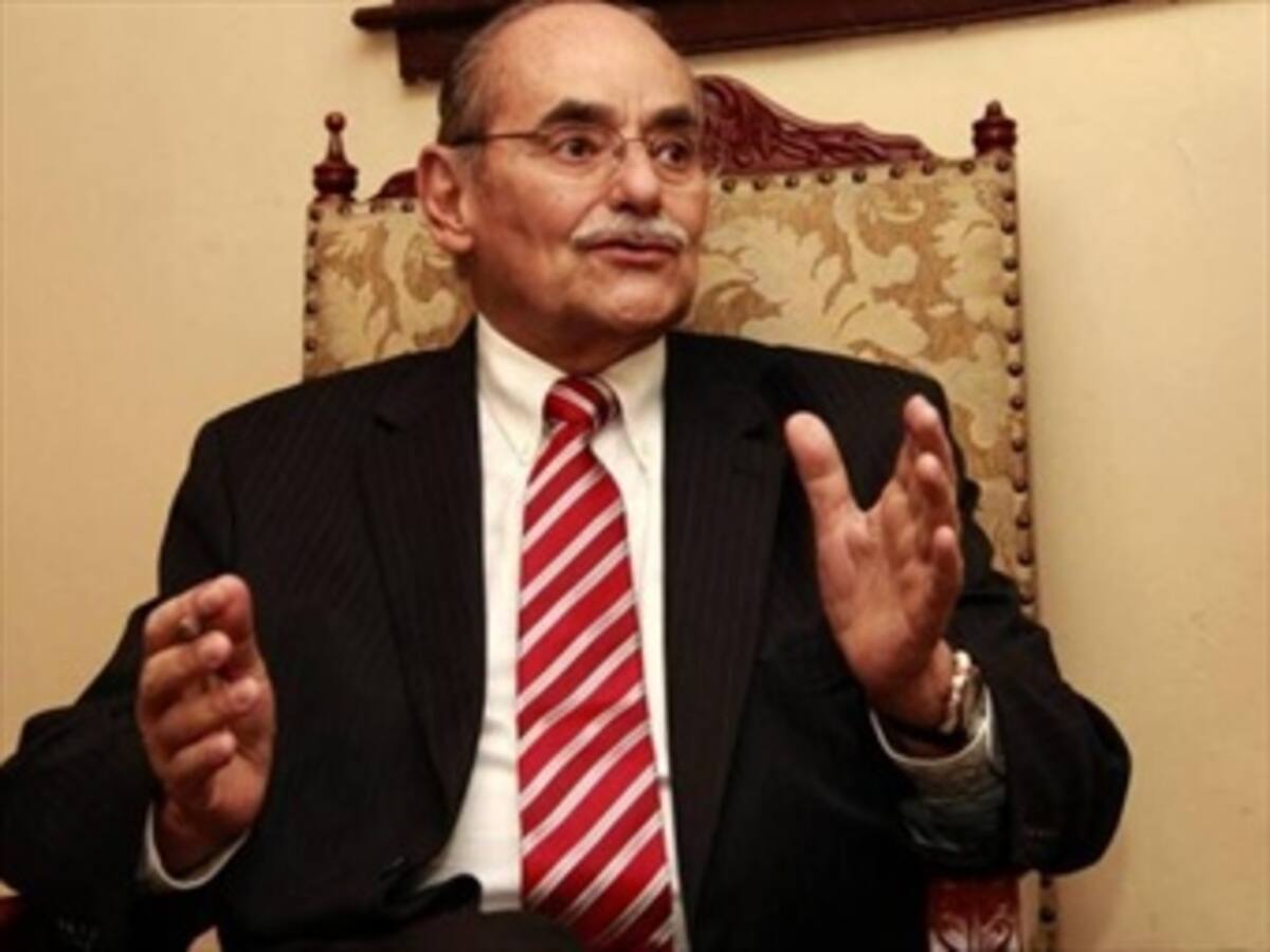 Es falso que el gobierno se esté arrodillando ante las Farc: Horacio Serpa