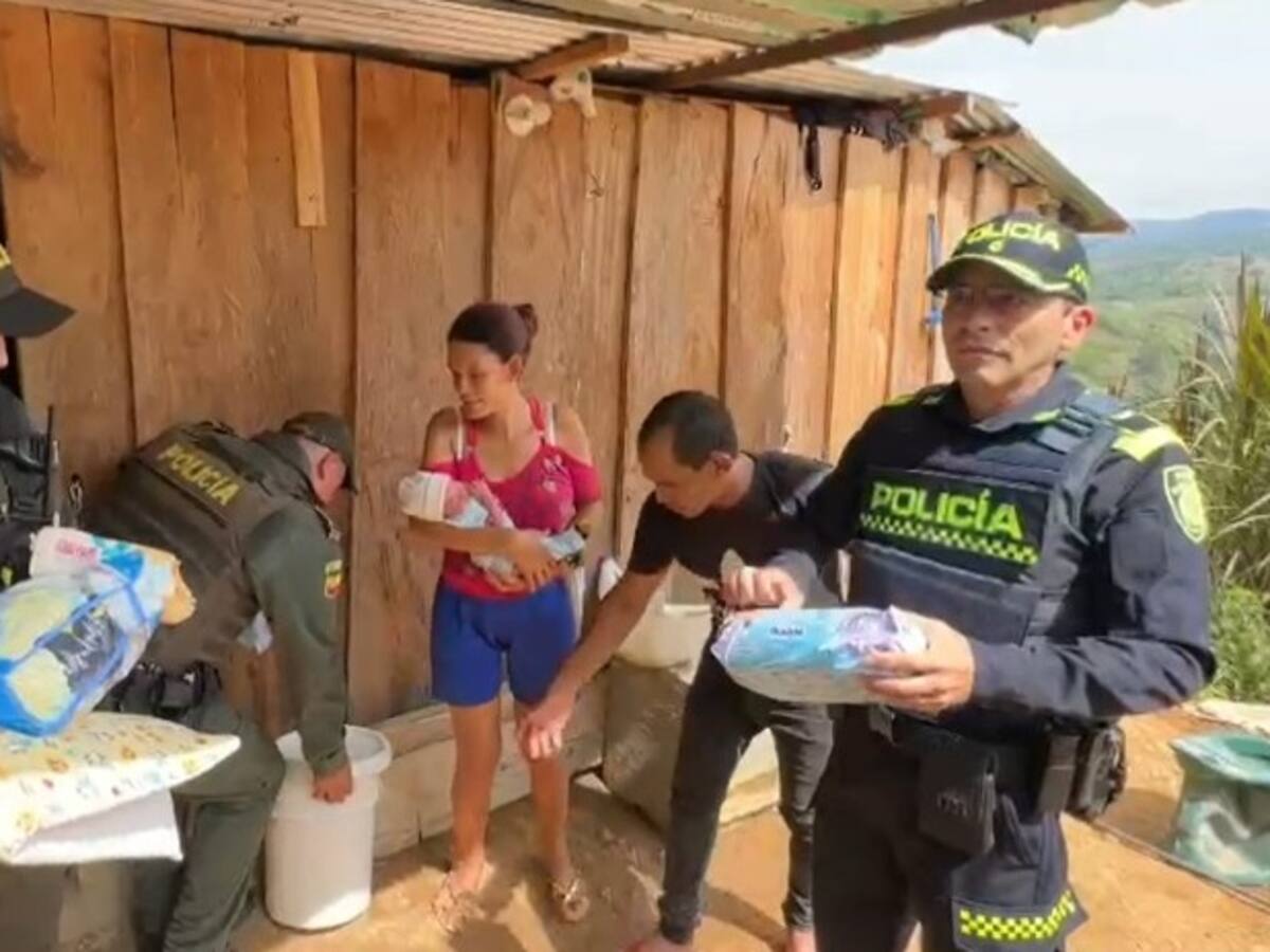 VIDEO: Policías atendieron parto guiados desde un celular