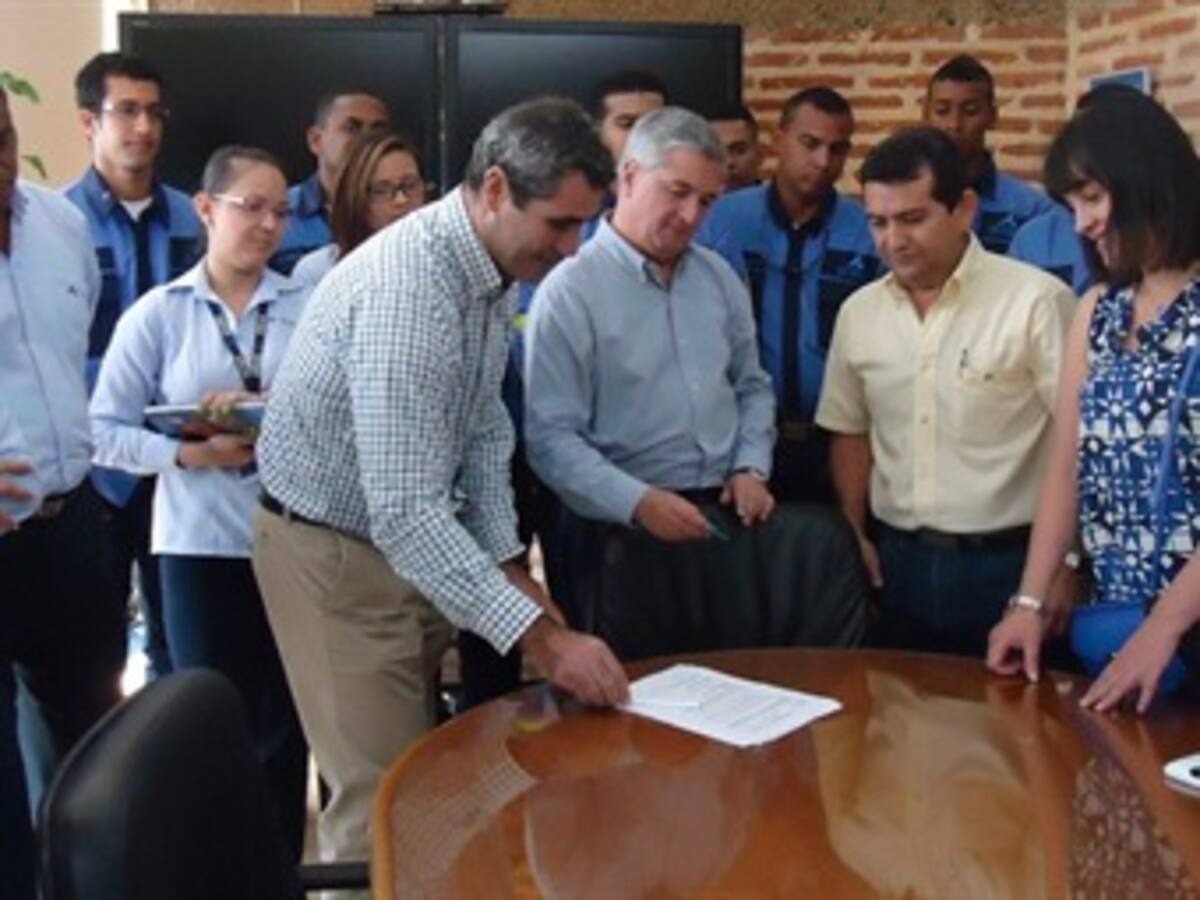 MinTrabajo y Aguas de Cartagena firman acuerdo de formalización laboral