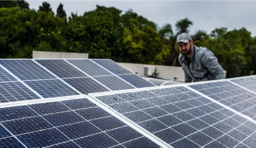 Malestar cobro impuesto de comision creg en paneles solares