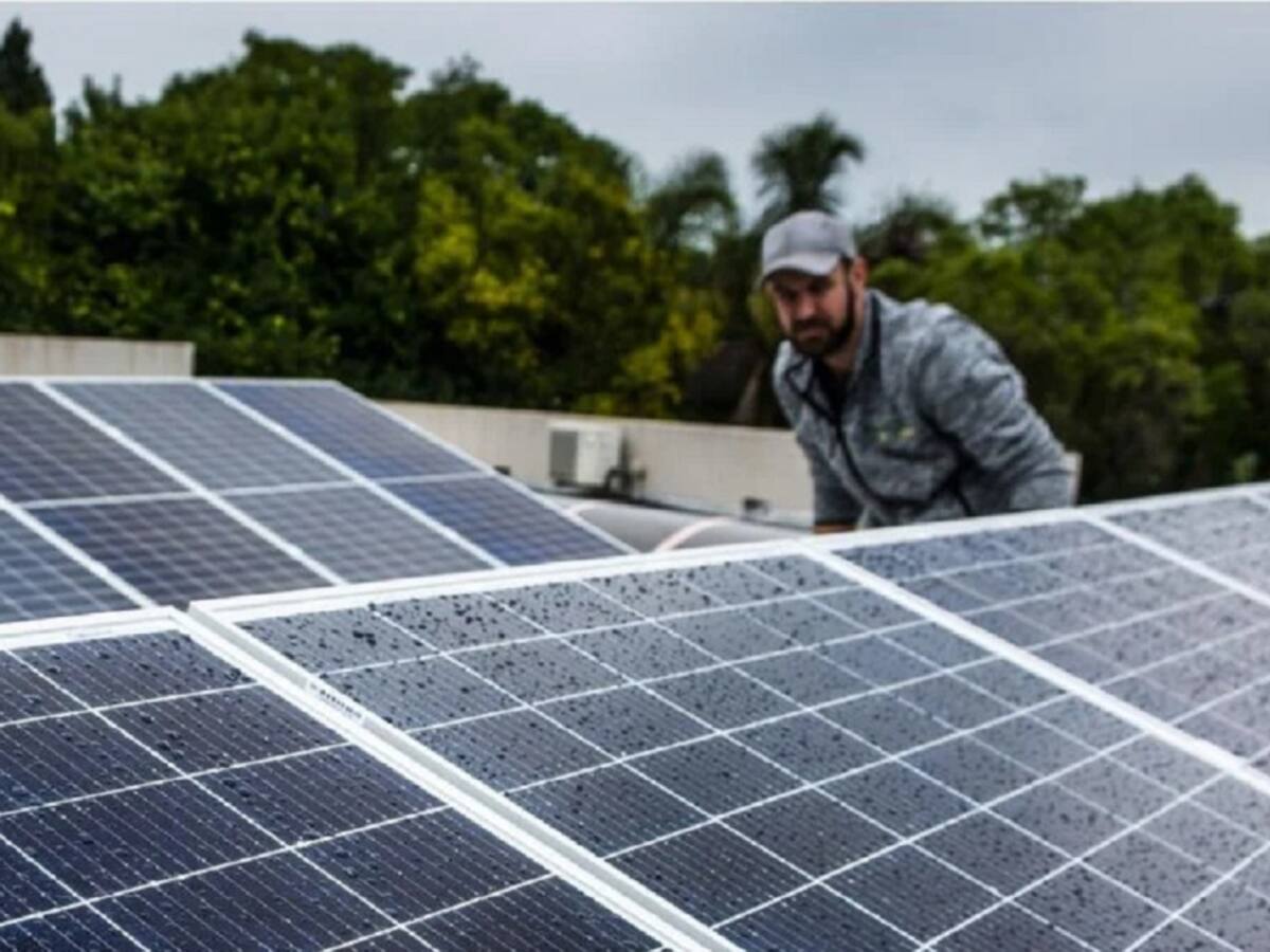 Reparos a cobro de impuesto por uso de paneles solares