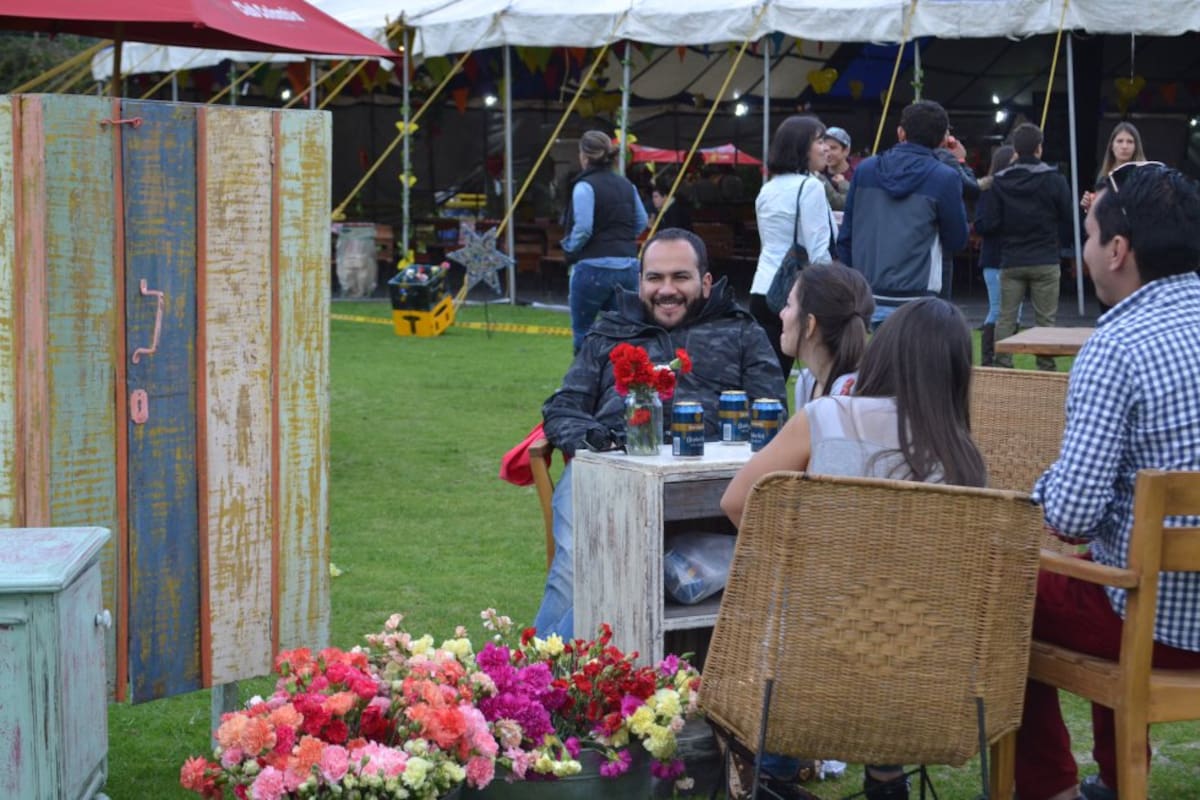 El evento emula la celebración alemana del Oktoberfest, un mes dedicado a beber cerveza y comer salchichas tradicionales del país.