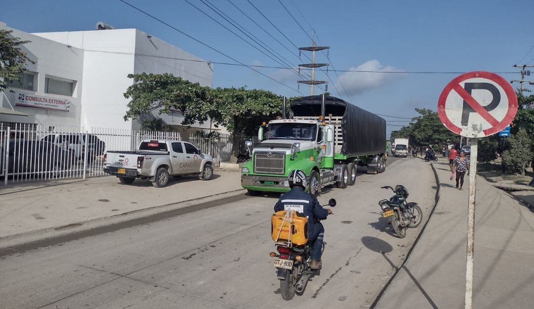 Barro, polvo, ruido y trancones, conforman el panorama que diariamente se vive en esta comunidad
