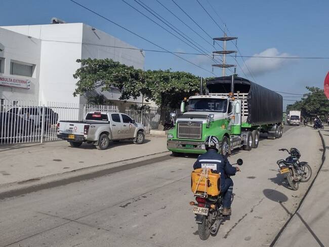 Barro, polvo, ruido y trancones, conforman el panorama que diariamente se vive en esta comunidad