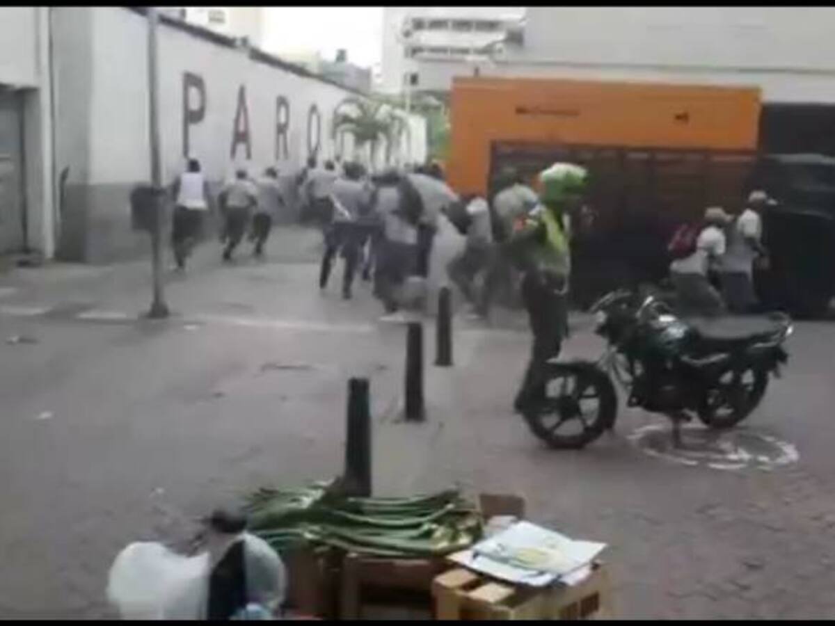 Denuncian mafia de carretillas en centro histórico de Cartagena, que se adueñan ilegalmente del espacio público.