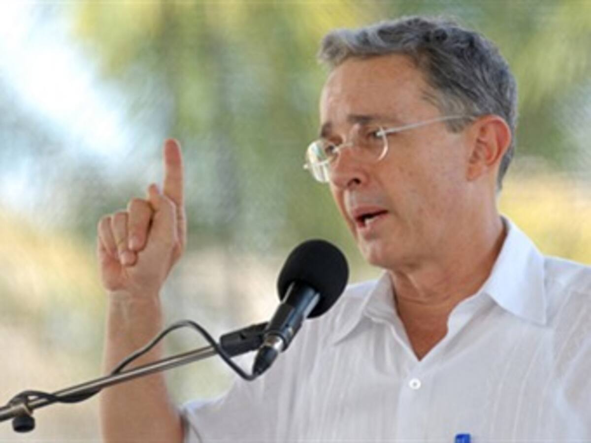 Presidente Uribe pide rescatar a tres contratistas secuestrados en Chocó