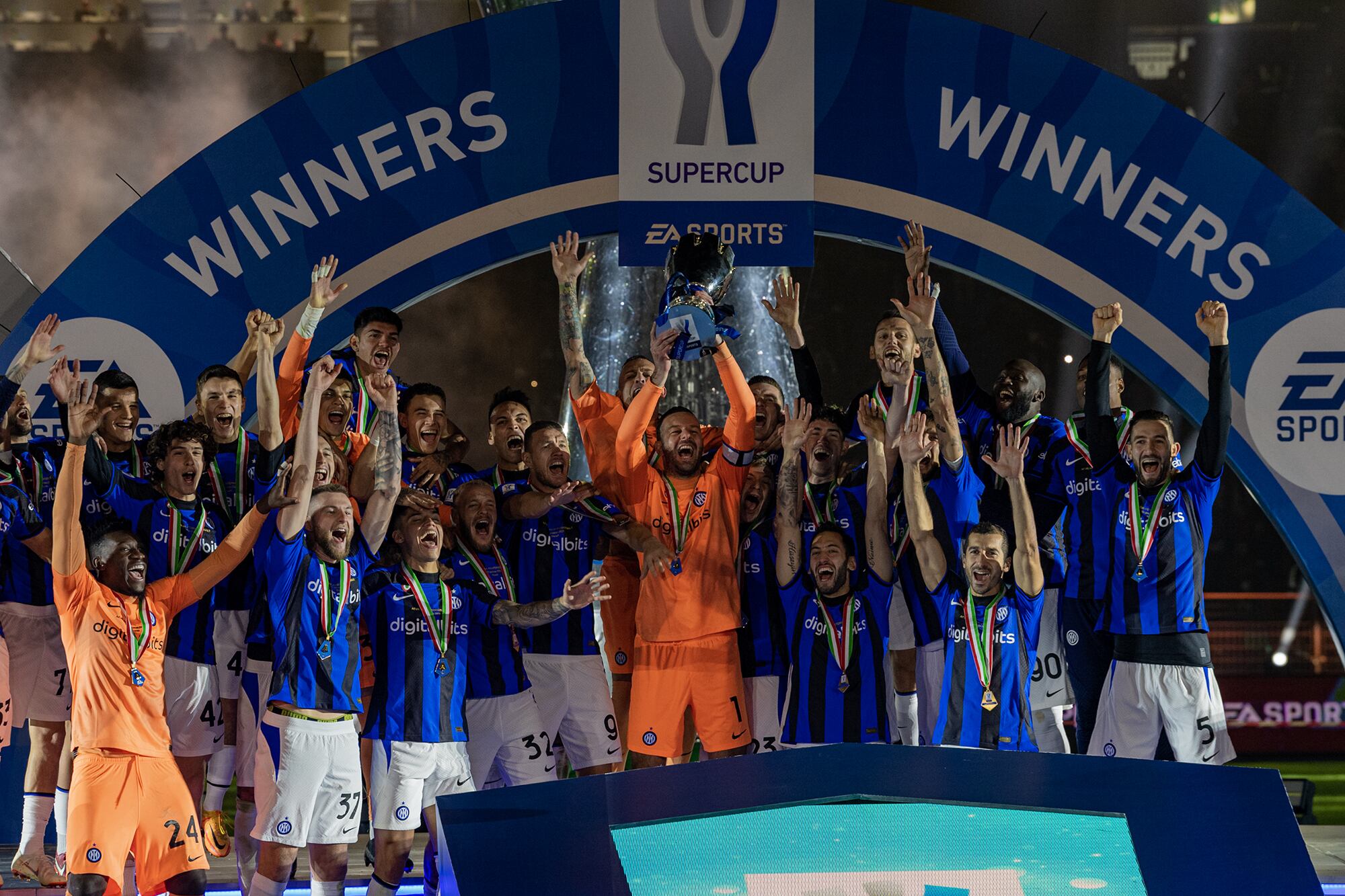 Los jugadores del Inter de Milán festejan con el trofeo de la Supercopa de Italia. (Photo by Mohammed Saad/Anadolu Agency via Getty Images)