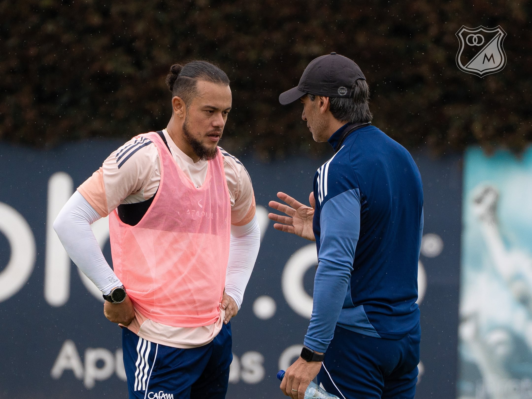 Fabian Bustos, DT de Millonarios, junto a Leonardo Castro / Twitter: @MillosFCOficial.