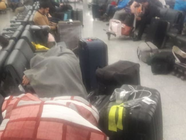 Durmiendo en el aeropuerto de Turquia y sin comer, siete bailarines caleños