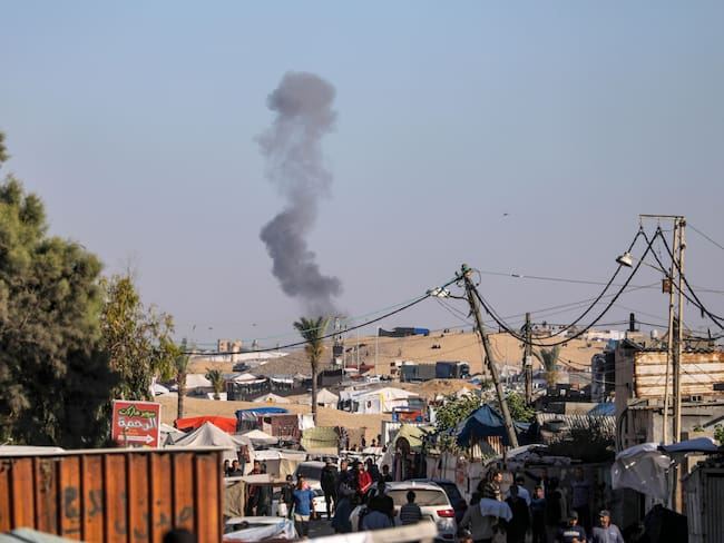 Rafah (-), 07/05/2024.- Smoke rises after an Israeli air strike in Rafah, southern Gaza Strip, 07 May 2024 (issued 08 May 2024). The Israel Defence Forces (IDF) on 06 May called on residents of eastern Rafah to &#039;temporarily&#039; evacuate to an expanded humanitarian area. On 07 May the IDF stated that its ground troops began an overnight operation targeting Hamas militants and infrastructure within specific areas of eastern Rafah, taking operational control of the Gazan side of the Rafah crossing based on intelligence information. More than 34,600 Palestinians and over 1,455 Israelis have been killed, according to the Palestinian Health Ministry and the IDF, since Hamas militants launched an attack against Israel from the Gaza Strip on 07 October 2023, and the Israeli operations in Gaza and the West Bank which followed it. EFE/EPA/MOHAMMED SABER