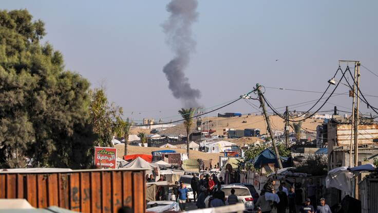 Rafah (-), 07/05/2024.- Smoke rises after an Israeli air strike in Rafah, southern Gaza Strip, 07 May 2024 (issued 08 May 2024). The Israel Defence Forces (IDF) on 06 May called on residents of eastern Rafah to &#039;temporarily&#039; evacuate to an expanded humanitarian area. On 07 May the IDF stated that its ground troops began an overnight operation targeting Hamas militants and infrastructure within specific areas of eastern Rafah, taking operational control of the Gazan side of the Rafah crossing based on intelligence information. More than 34,600 Palestinians and over 1,455 Israelis have been killed, according to the Palestinian Health Ministry and the IDF, since Hamas militants launched an attack against Israel from the Gaza Strip on 07 October 2023, and the Israeli operations in Gaza and the West Bank which followed it. EFE/EPA/MOHAMMED SABER