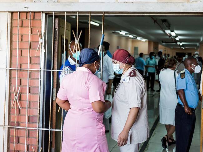 Expertas señalan que Sudáfrica ha demostrado que con las medidas de salud pública adecuadas la cepa puede ser controlada.