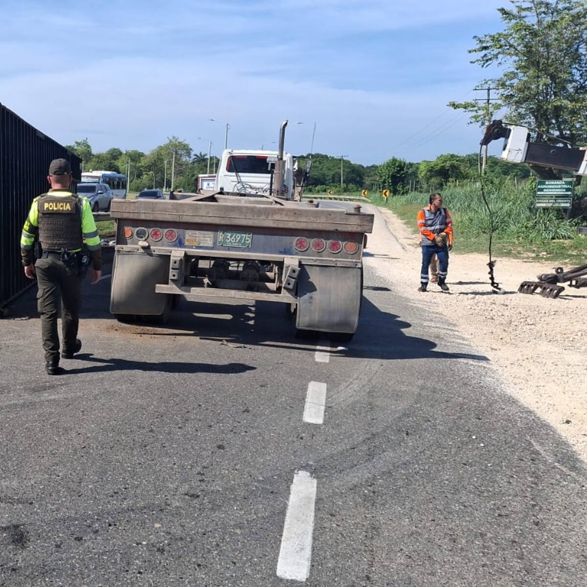 Camión con paneles solares se volcó entre Turbaco y Arjona