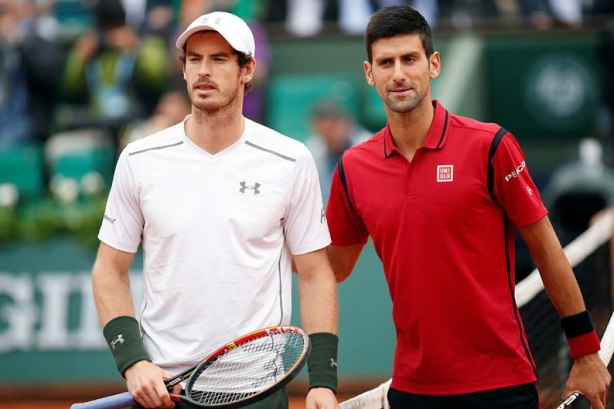 Andy Murray de Gran Bretaña y Novak Djokovic de Serbia (R) posa previo su fósforo solo final de la gente en el francés Abre el torneo de tenis en Roland Garros en París, Francia.