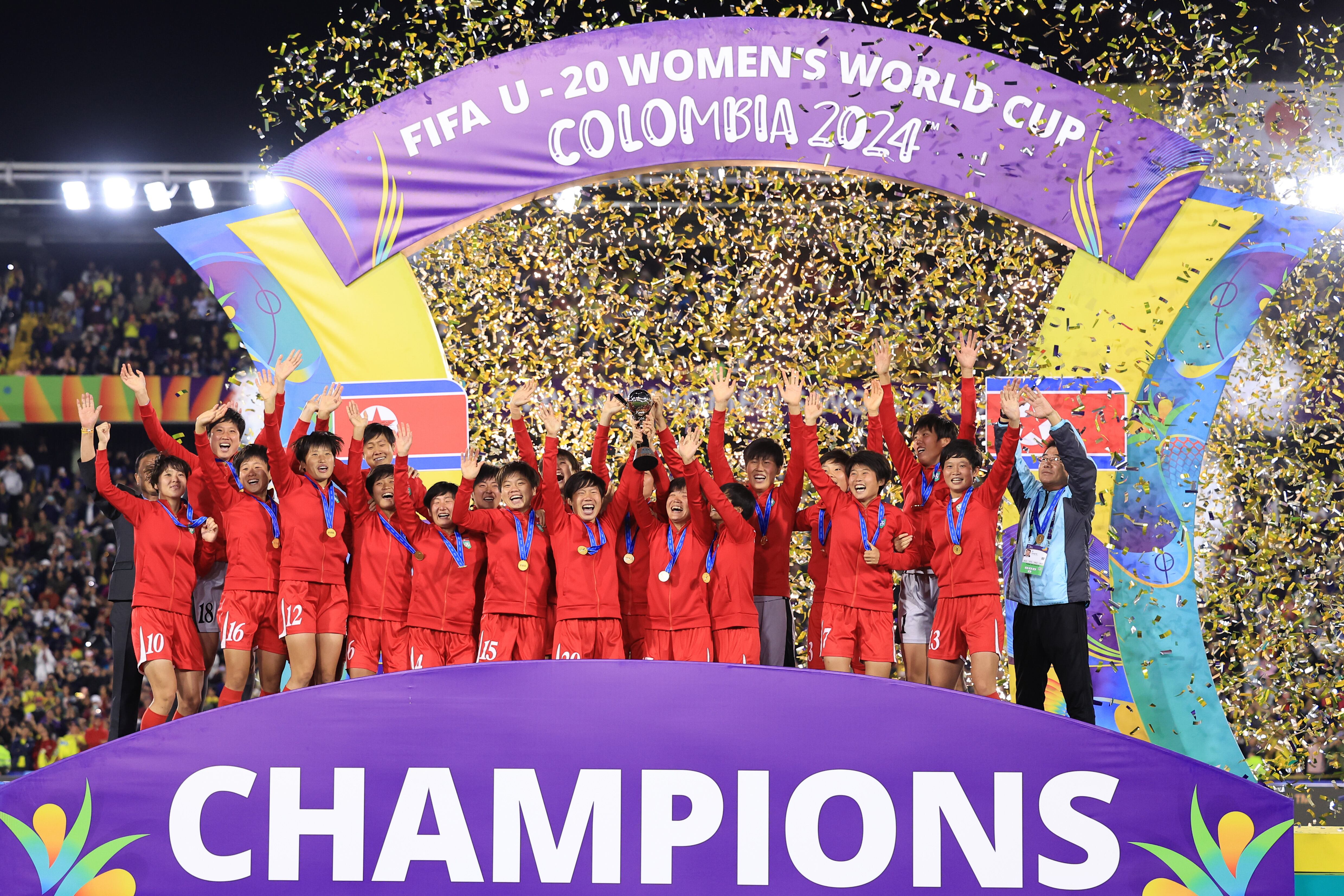 Las jugadoras de Corea del Norte celebran con el trofeo del Mundial Femenino Sub-20.  (Photo by Buda Mendes - FIFA/FIFA via Getty Images)