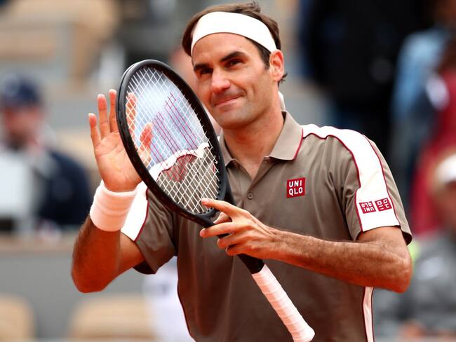 Federer volvió a Roland Garros con una contundente victoria