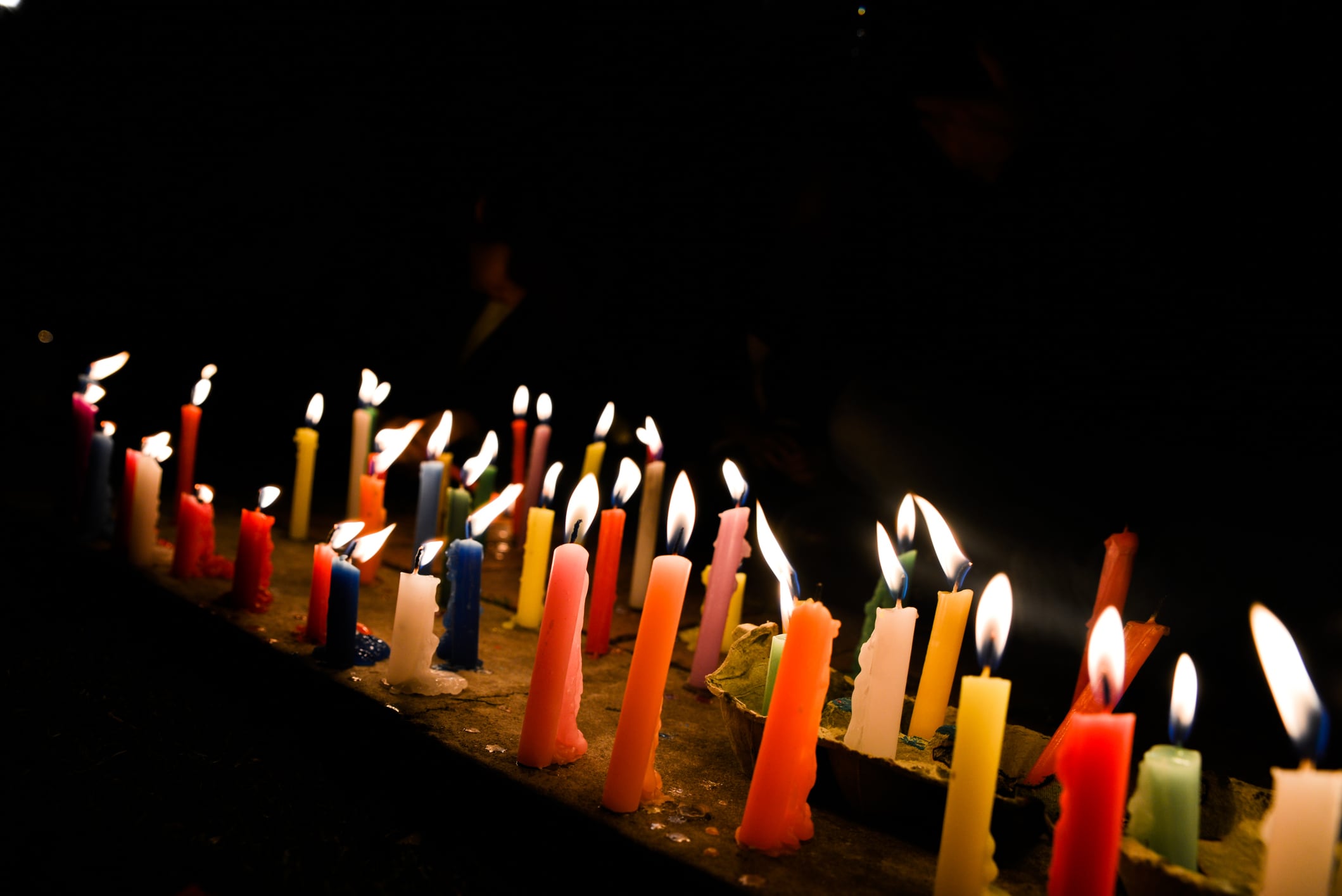 Prender velitas en el conjunto residencial le puede salir caro: ojo a las multas y sanciones. Foto: Getty Images