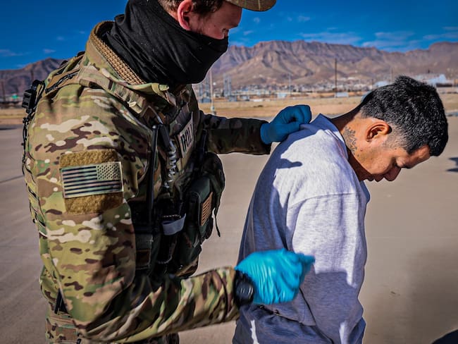 ACOMPAÑA CRÓNICA: EEUU INMIGRACIÓN USA469. SAN ANTONIO (TX, EEUU), 10/02/2025.- Fotografía cedida por el Departamento de Seguridad Nacional (DHS) donde aparece un agente guiando al migrante venezolano Luis Alberto Castillo hacia un avión militar par ser transportado a la base naval de Guantánamo en Cuba. Después de más de un año de travesía, de cruzar la selva del Darién, lavar carros en Guatemala y limpiar vidrios en Ciudad de México, Luis Alberto Castillo recibió el mensaje que tanto esperaba: una fecha para entrar a Estados Unidos. EFE/DHS /SOLO USO EDITORIAL /NO VENTAS /SOLO DISPONIBLE PARA ILUSTRAR LA NOTICIA QUE ACOMPAÑA /CRÉDITO OBLIGATORIO