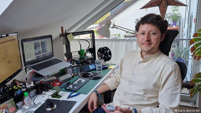 Alirio Jiménez en la sala de su casa, donde ocupa su tiempo libre trabajando en las piezas de la TEEV, usando su impresora 3D.