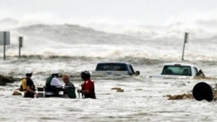 Unas 100 personas rescatadas y al menos un fallecido en inundaciones en Texas