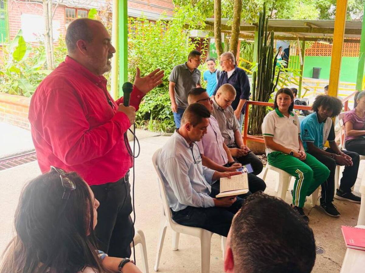 Acuerdos para mejorar condiciones de docentes y estudiantes del colegio de Cerritos