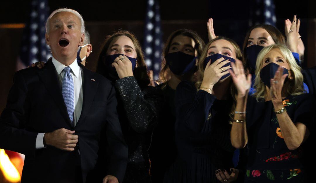 Biden, su esposa y sus nietas.