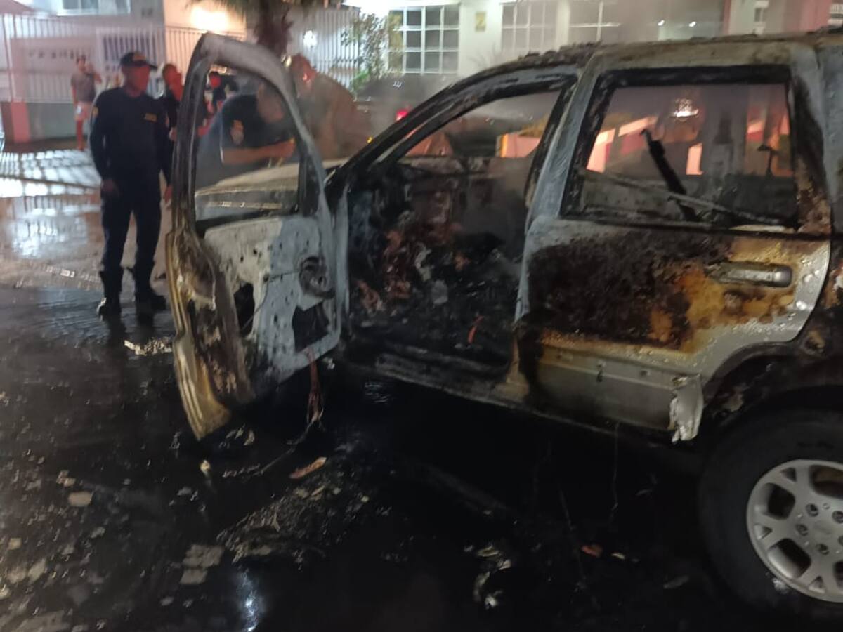 Vehículo resultó incinerado en el barrio Bocagrande