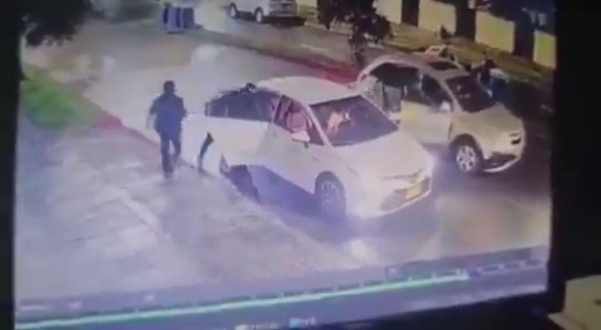 Atraco en el norte de Bogotá: delincuentes bajan a dos mujeres de un vehículo y huyen en él.