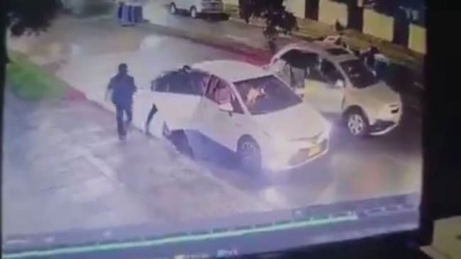 Atraco en el norte de Bogotá: delincuentes bajan a dos mujeres de un vehículo y huyen en él.