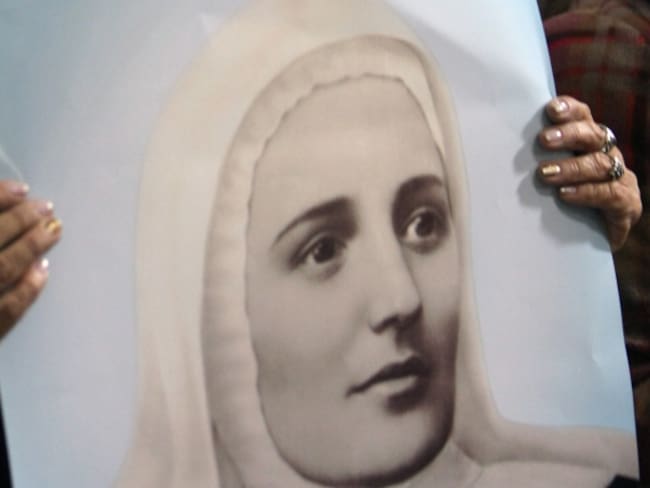 La primera santa colombiana la Madre Laura Montoya.