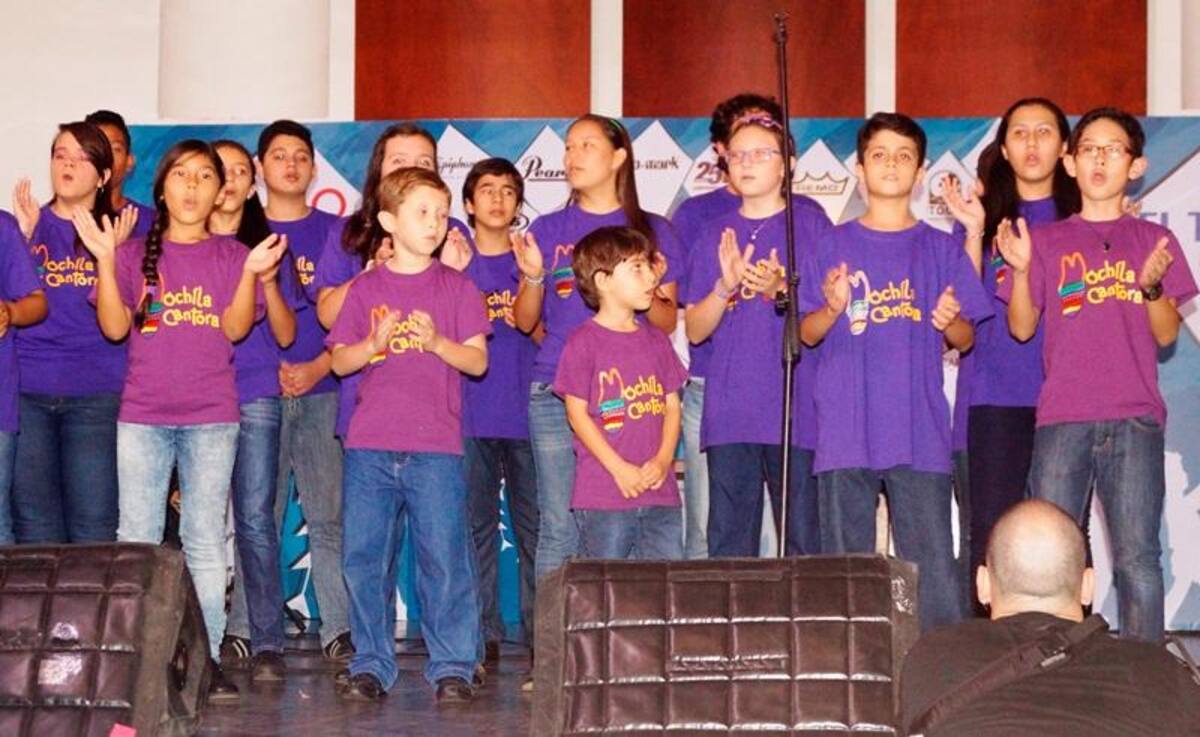 Niños de Batuta y Mochila Cantora ayudaron a Juanes a preparar una versión Torbellino de Odio por Amor para presentar en su concierto en Bucaramanga.