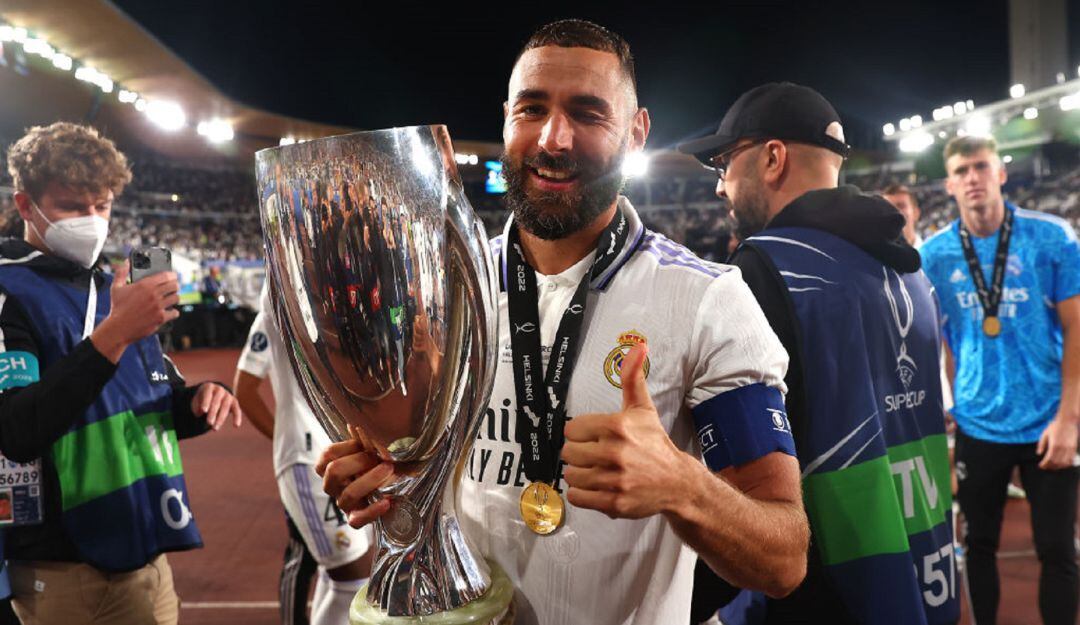 Karim Benzema con el trofeo de la Supercopa de Europa conseguida ante el Eintracht Frankfurt