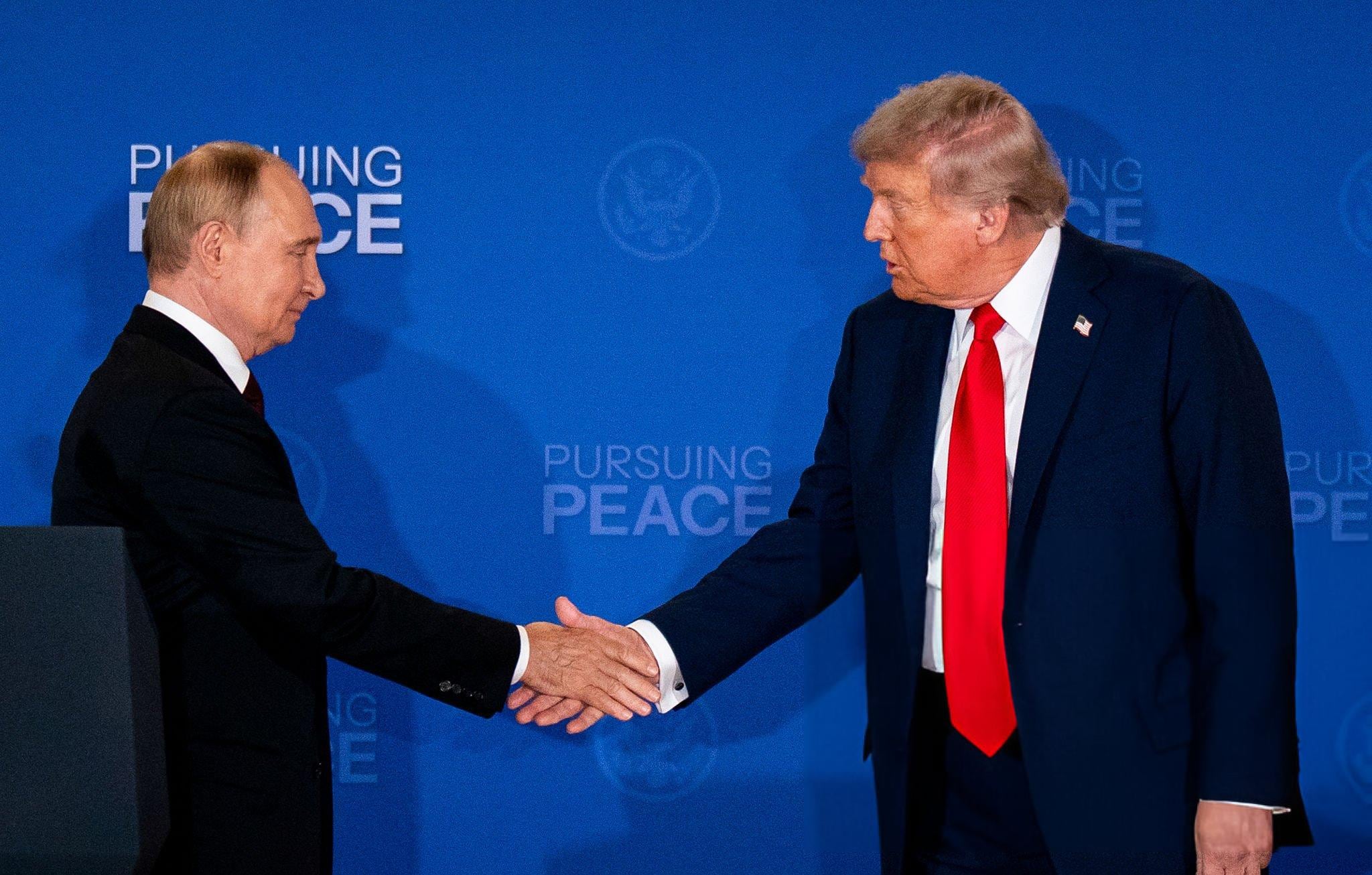 Vladímir Putin y Donald Trump se dan la mano durante una conferencia de prensa conjunta en Anchorage, el viernes 15 de agosto de 2025.  Fotógrafo: Al Drago/Bloomberg vía Getty Images