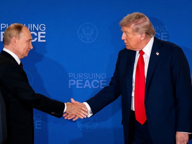 Vladímir Putin y Donald Trump se dan la mano durante una conferencia de prensa conjunta en Anchorage, el viernes 15 de agosto de 2025. Fotógrafo: Al Drago/Bloomberg vía Getty Images