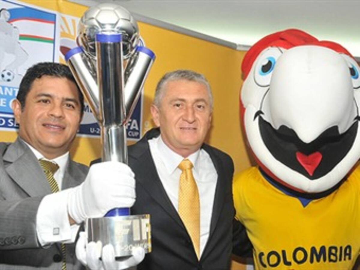 El trofeo de la Copa Mundial de futbol Sub-20 vista a Cali