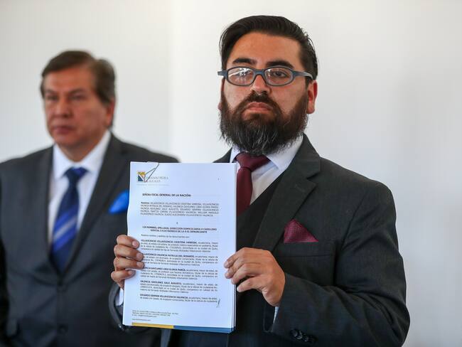 QUI01. QUITO (ECUADOR) 17/08/2023.-. El abogado Marco Ayulema muestra un documento durante una rueda de prensa hoy, en Quito (Ecuador). Familiares del candidato presidencial asesinado la semana pasada, Fernando Villavicencio, presentaron este viernes una denuncia por el delito de "asesinato por omisión dolosa" contra el jefe de Estado, Guillermo Lasso, como representante del Estado, y contra otras autoridades. EFE/ José Jácome