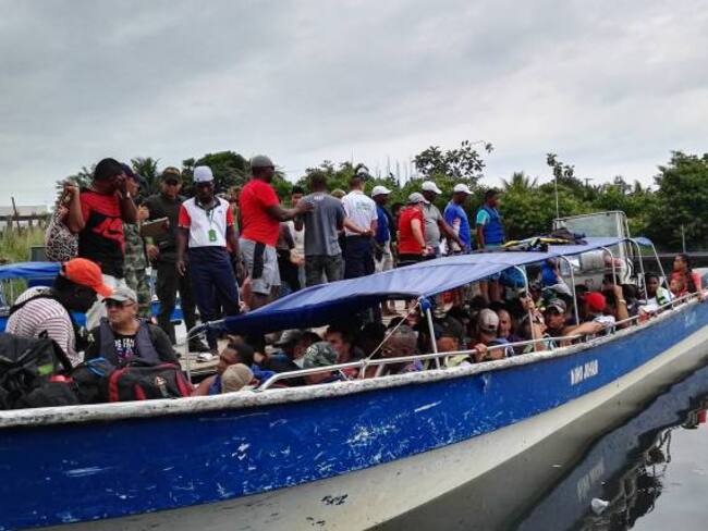 Policía rescata a 40 migrantes abandonados en Acandí, Chocó