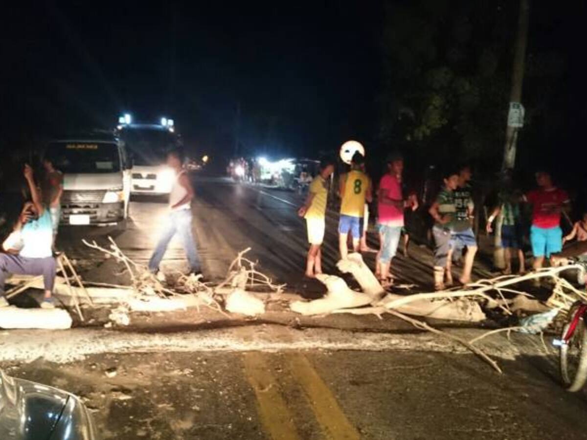 Jóvenes bloquean vía a Santa Marta para pedir dinero a turistas