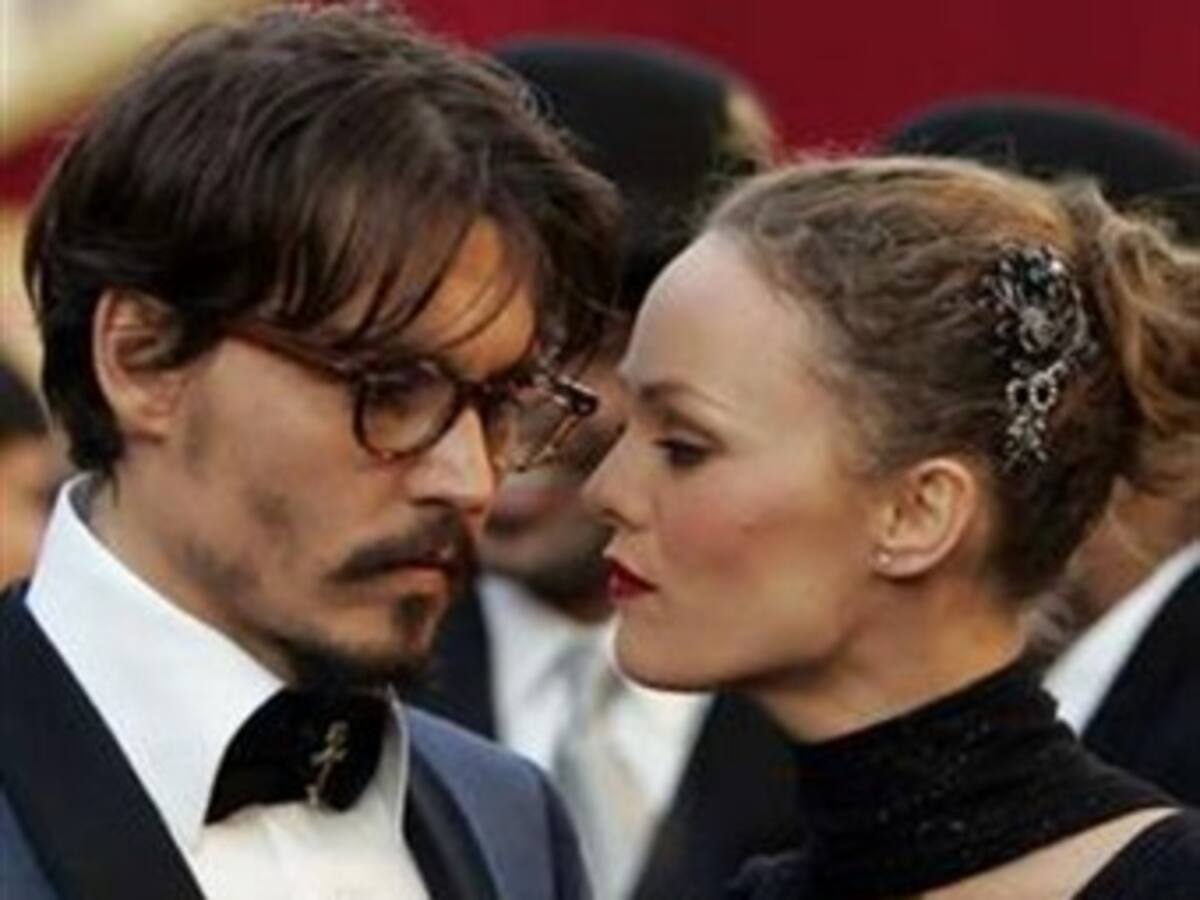 La novia de Johnny Depp le 'ordena' que deje la cinta que rueda con Angelina Jolie
