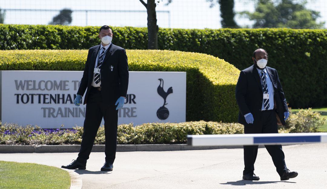 Entrada del centro deportivo del Tottenham.