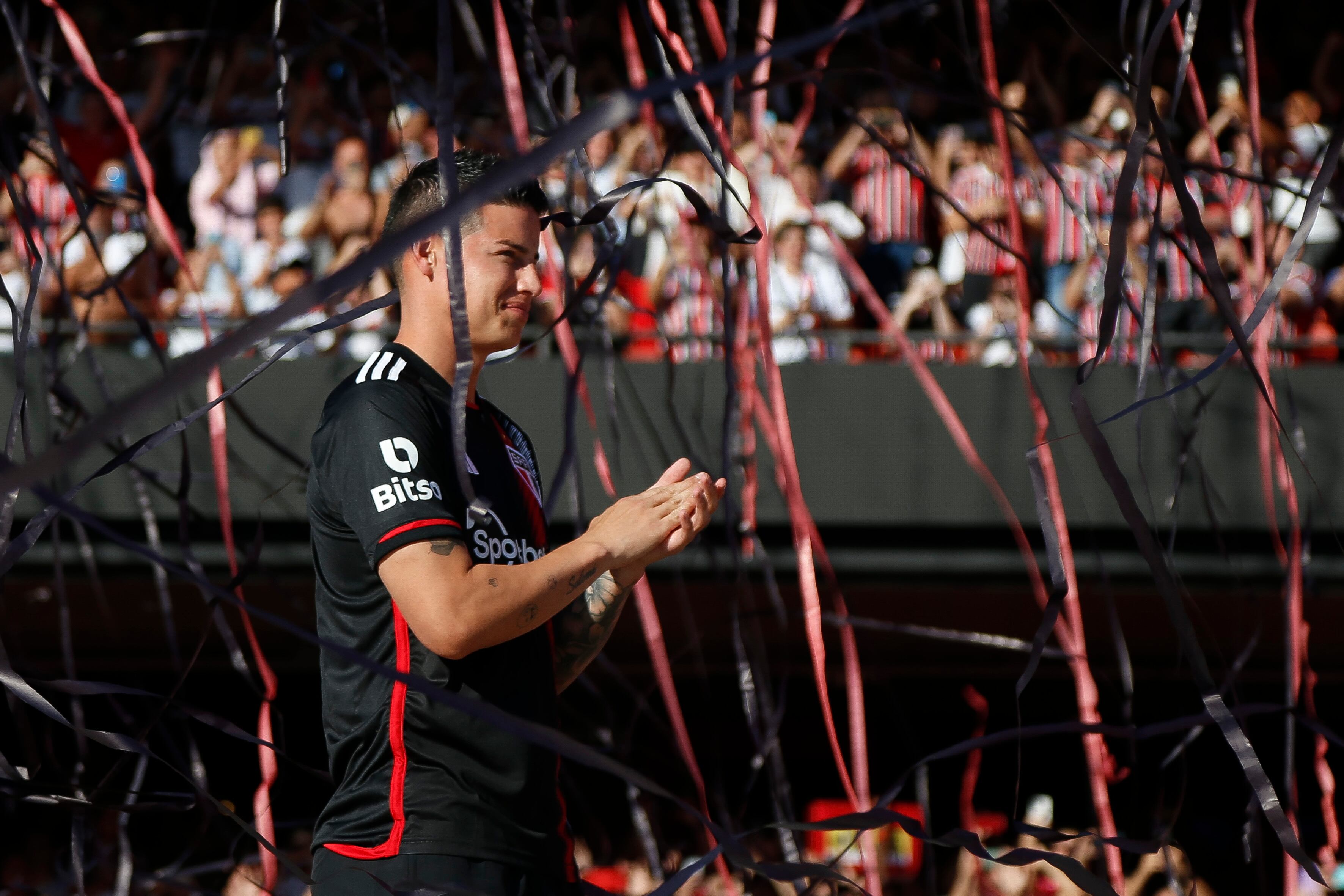 James Rodríguez durante su presentación en el estadio Morumbí. (Photo by Miguel Schincariol/Getty Images)