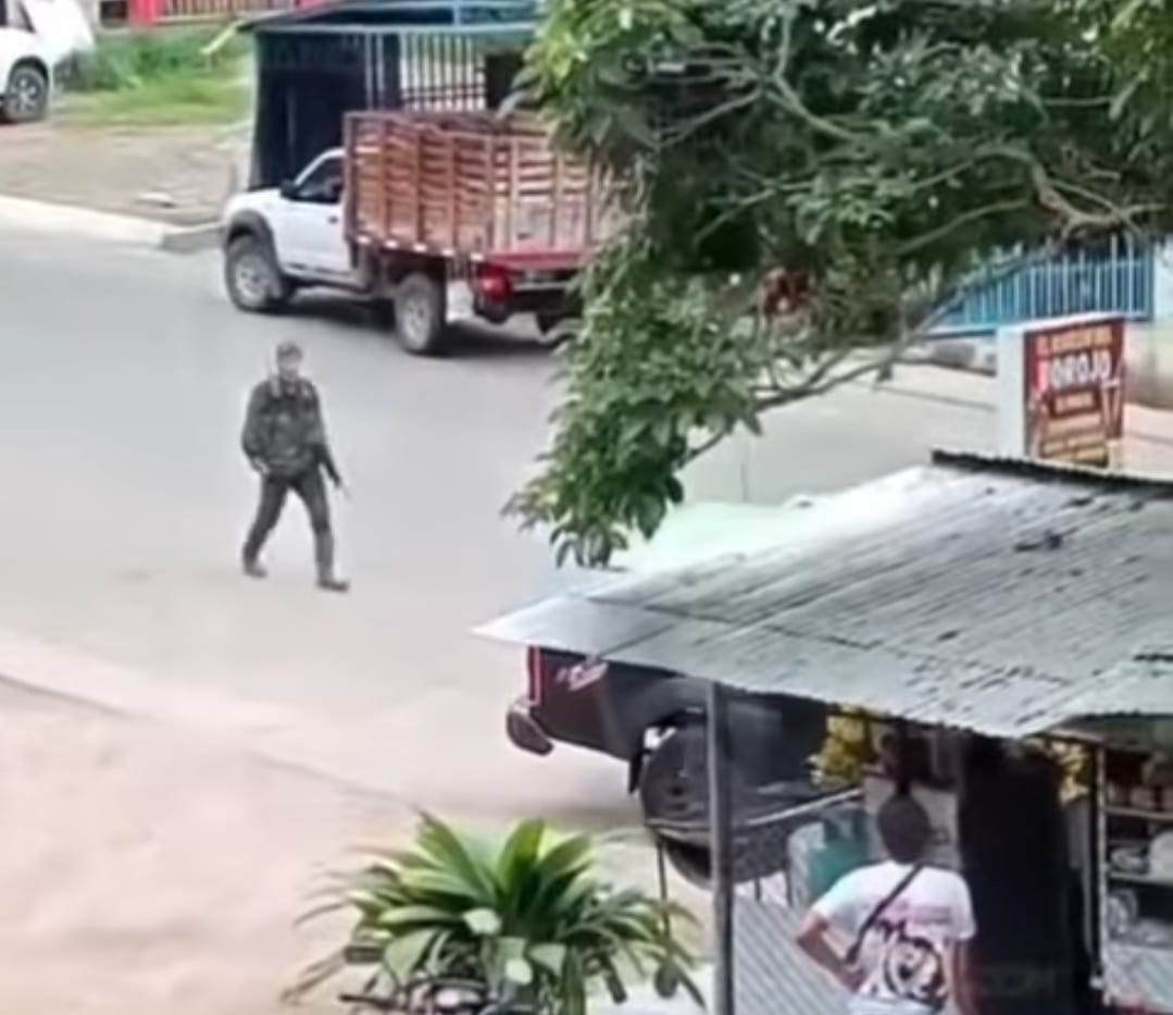 Patrullajes de disidencias, en la vía Suaza-Florencia. Foto Redes Sociales.