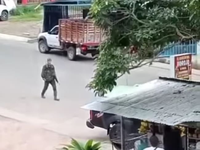 Patrullajes de disidencias, en la vía Suaza-Florencia. Foto Redes Sociales.