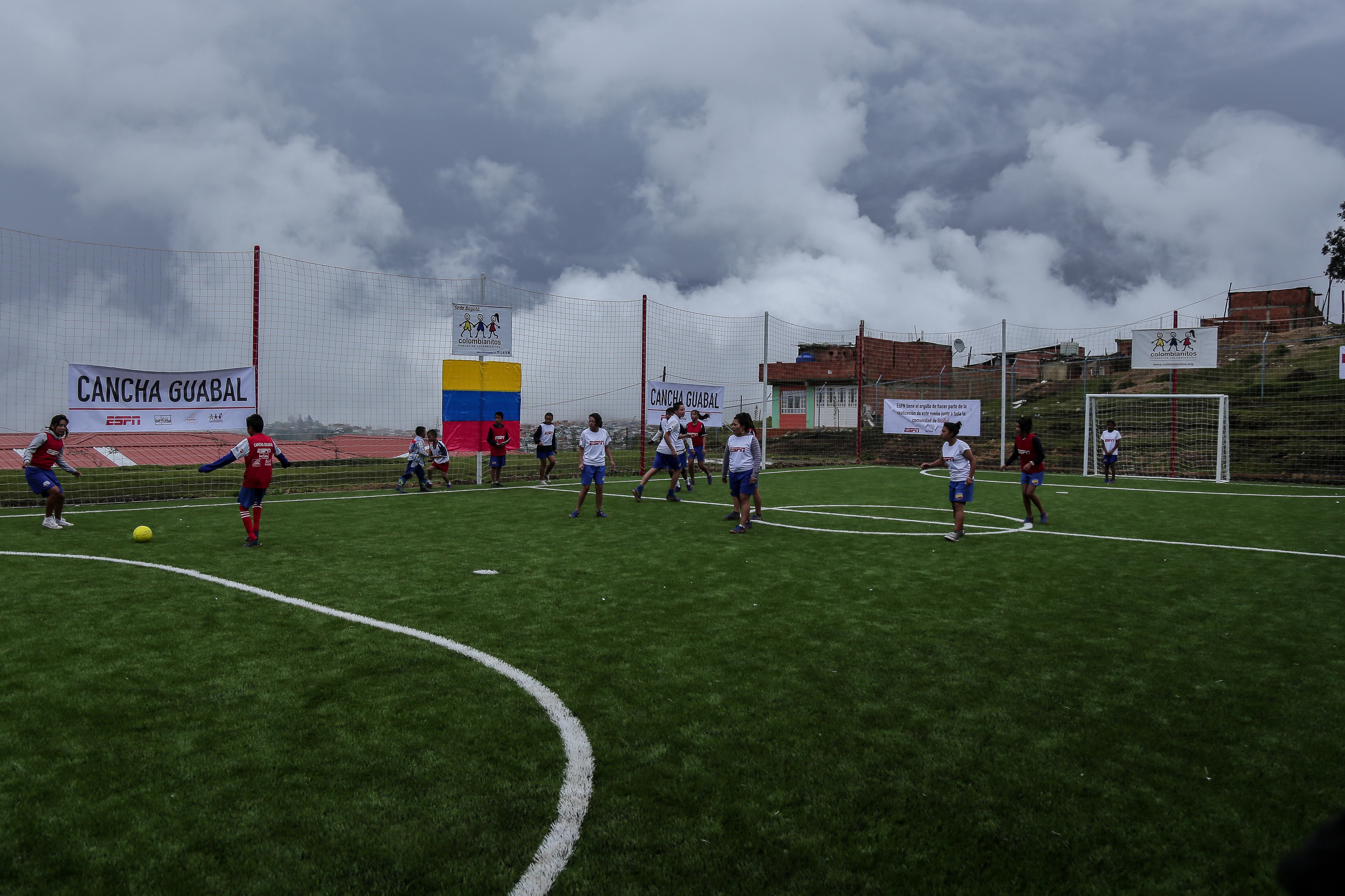 Cancha sintética en Bogotá. Foto: Colprensa.