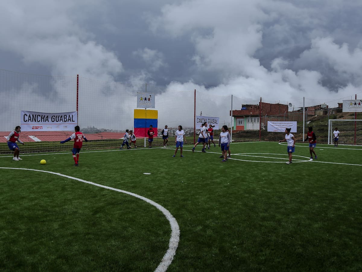 Entregan canchas sintéticas para reforzar la infraestructura deportiva del occidente de Bogotá