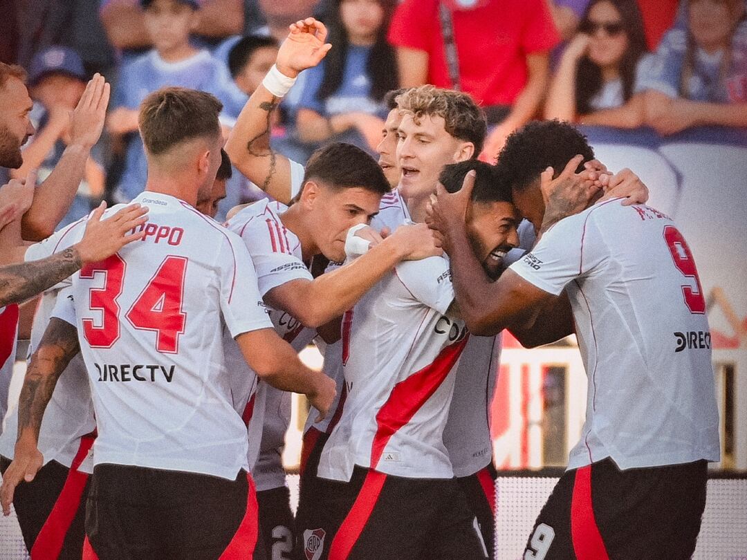Miguel Ángel Borja festeja junto a sus demás compañeros de River Plate / Twitter: @RiverPlate.