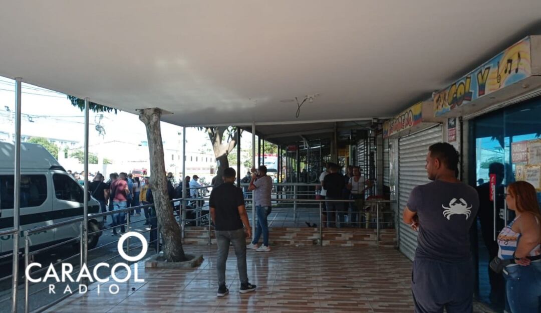 Cerca del lugar en donde ocurrió el atentado en Soledad