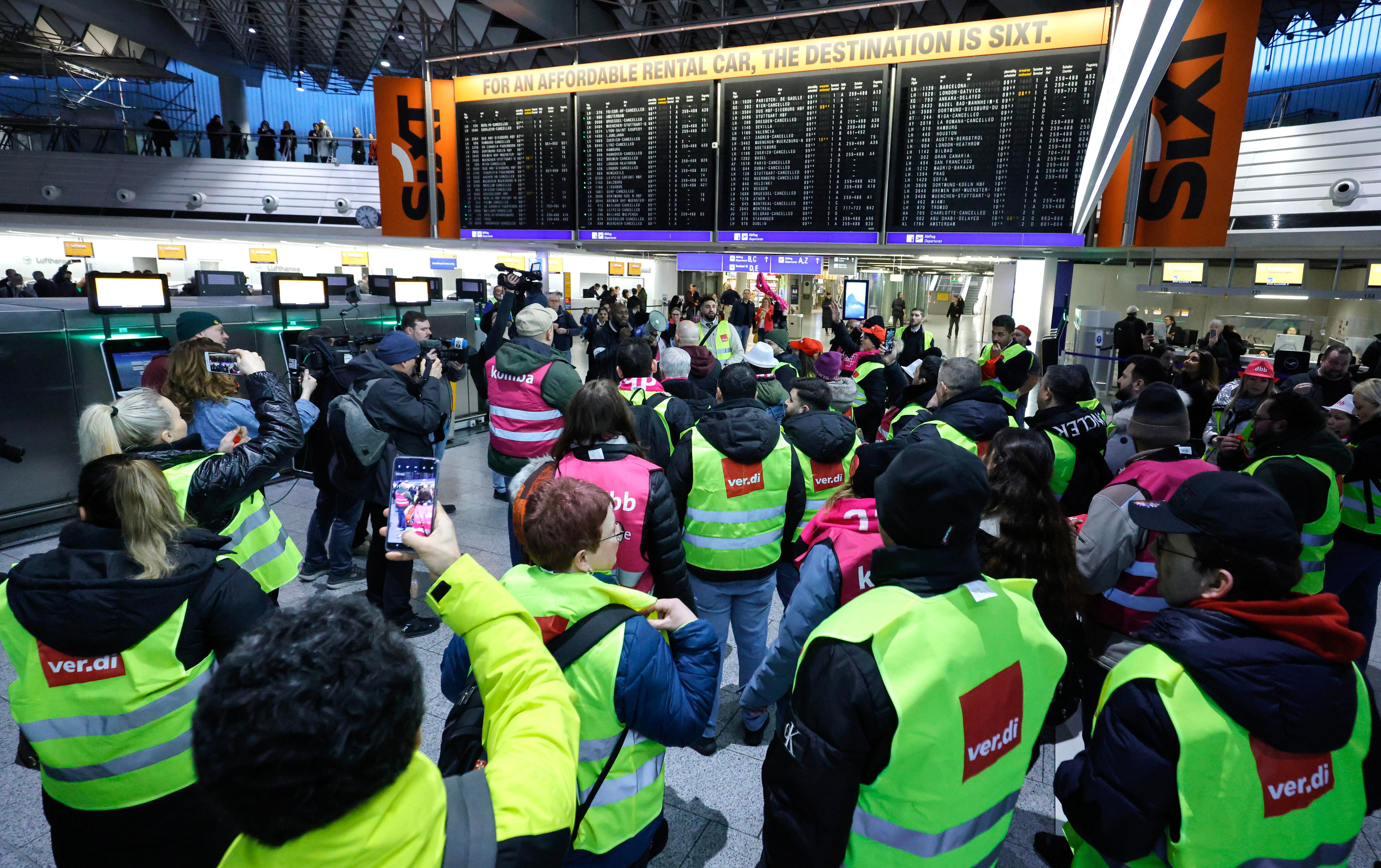 Frankfurt (Germany), 01/02/2024.- Employees of the aviation security sector take part in a strike at the airport in Frankfurt, Germany, 01 February 2024. The United Services Union (ver.di) has called for all-day strikes at several German airports on 01 February. Strikes will take place at the airports in Hamburg, Bremen, Hannover, Berlin, Cologne, Duesseldorf, Leipzig, Dresden, Erfurt, Frankfurt Main and Stuttgart. (Alemania, Colonia, Dresde, Hamburgo) EFE/EPA/RONALD WITTEK